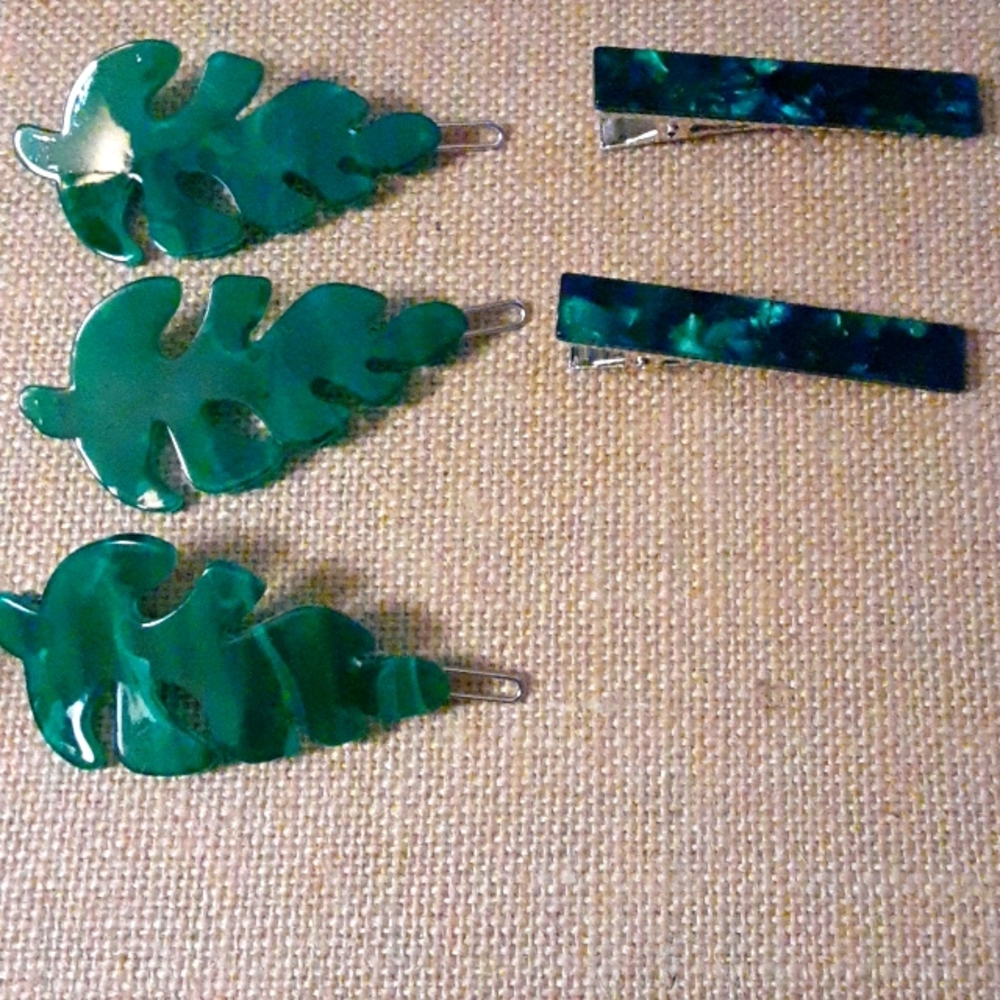 Hair/ 5 pc. Hair barrettes and clips. Green